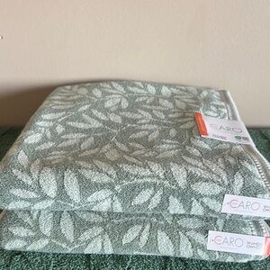 Caro Home Bath Towels Green Sage Mist Leaf Print Set of 2 NEW